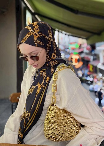 Guess Zincir Detaylı Altın Renk Örgü Kadın Çanta