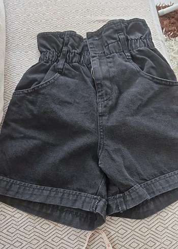 Siyah Kemerli Gevşek Kesim Mini Kot Şort