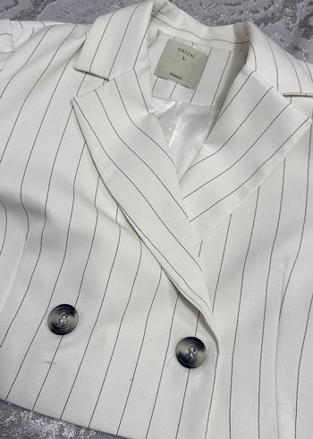 Koton Düğmeli Kısa Kollu Beyaz Çizgili Blazer