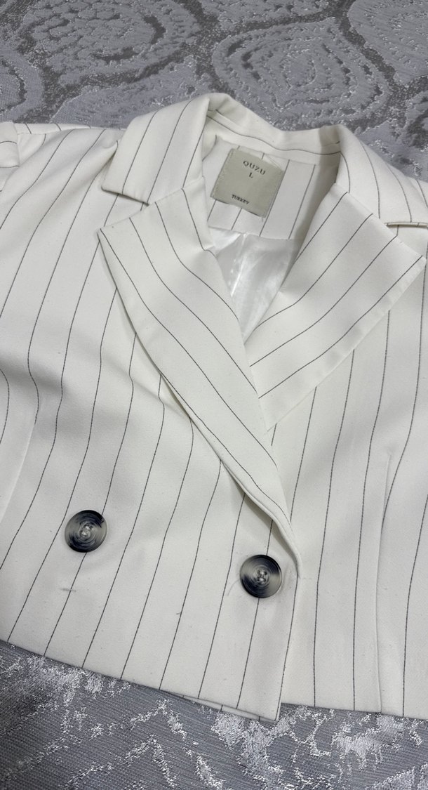 Düğmeli Kısa Kollu Beyaz Çizgili Blazer - Görsel 2