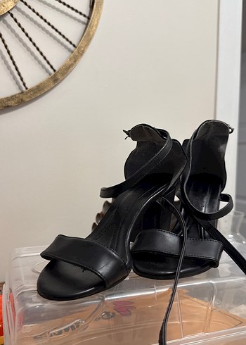 Siyah Tokalı İnce Topuklu Kadın Ayakkabı - Görsel 2