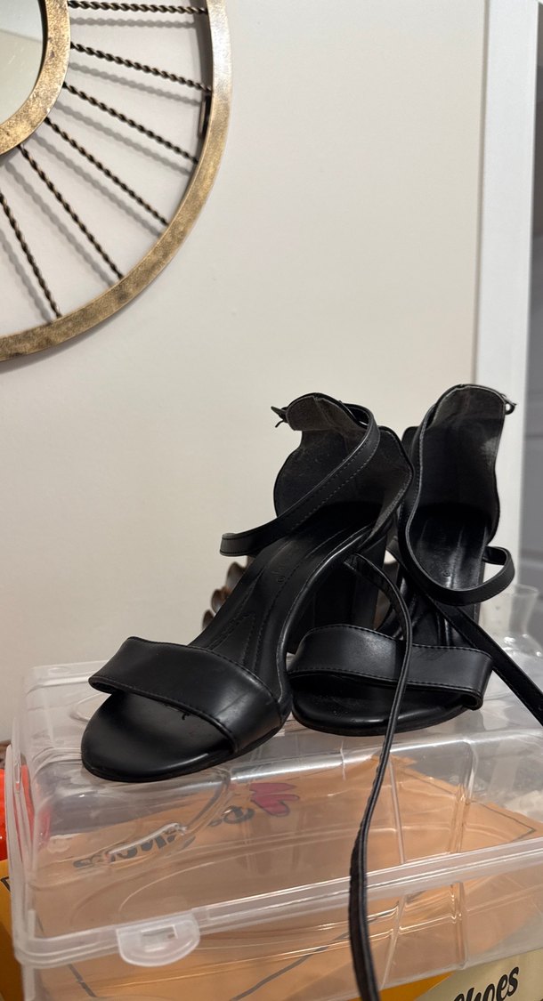 Siyah Tokalı İnce Topuklu Kadın Ayakkabı - Görsel 2