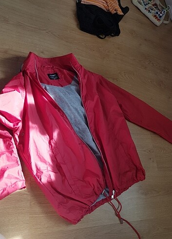 LC Waikiki Kırmızı yağmurluk lcw