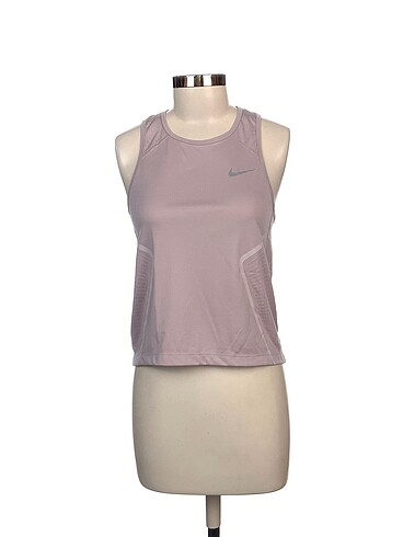 Nike T-shirt %70 İndirimli.