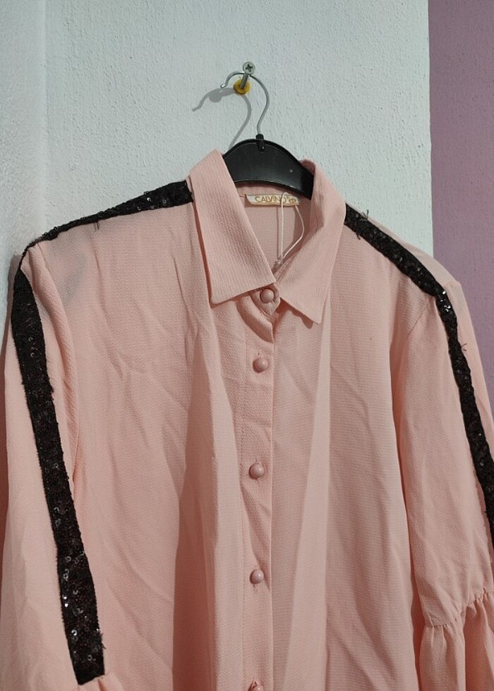 Toz pembe renk kol detaylı bluz  - Görsel 2