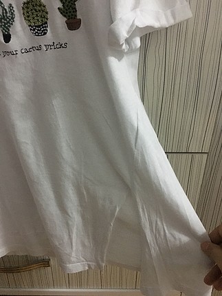 Beyaz kaktüs desenli T-shirt