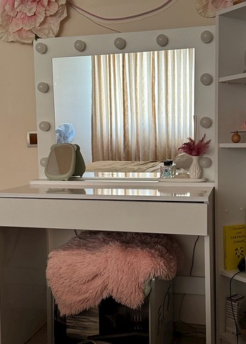 Beyaz Işıklı Makyaj masası