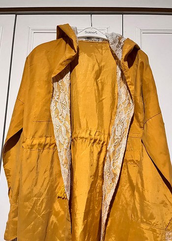 Sarı Uzun Dökümlü Yağmurluk - Görsel 5