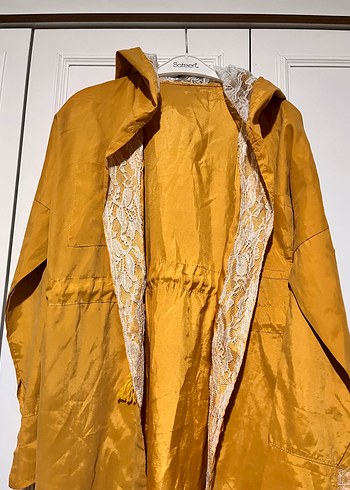 Sarı Uzun Dökümlü Yağmurluk - Görsel 4