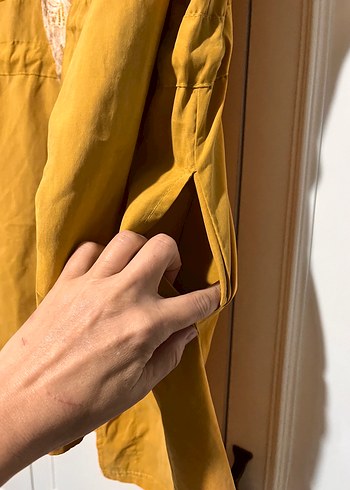 Sarı Uzun Dökümlü Yağmurluk - Görsel 3