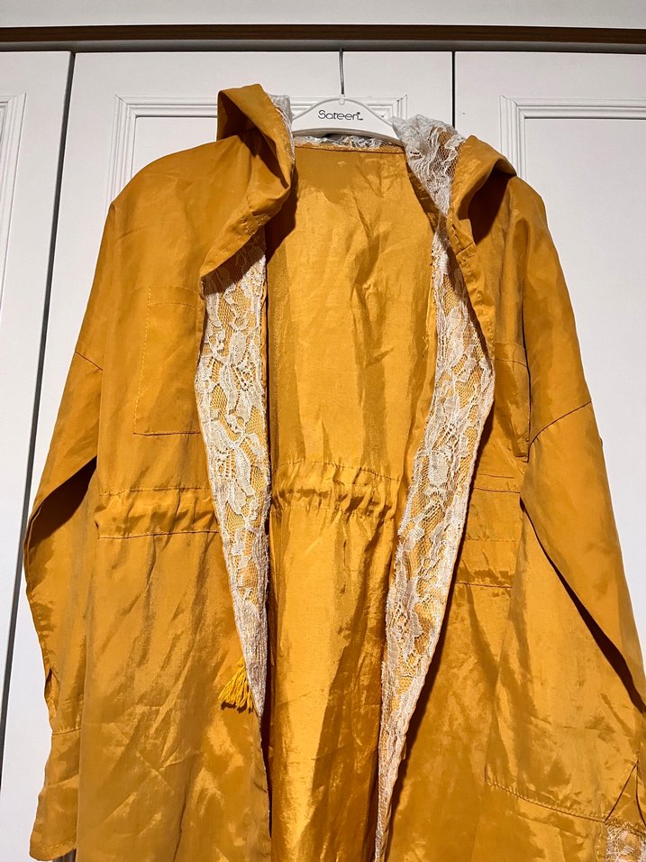 Sarı Uzun Dökümlü Yağmurluk - Görsel 5