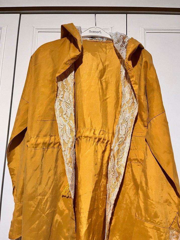 Sarı Uzun Dökümlü Yağmurluk - Görsel 4
