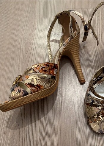 Altın Renkli Yılan Derisi Desenli Platform Topuklu Ayakkabı - Görsel 3