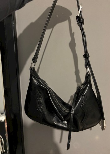 Siyah Parlak Deri Kemerli Kadın Çanta - Görsel 3