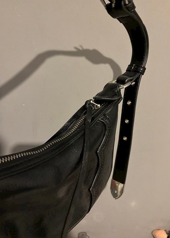 Siyah Parlak Deri Kemerli Kadın Çanta - Görsel 4