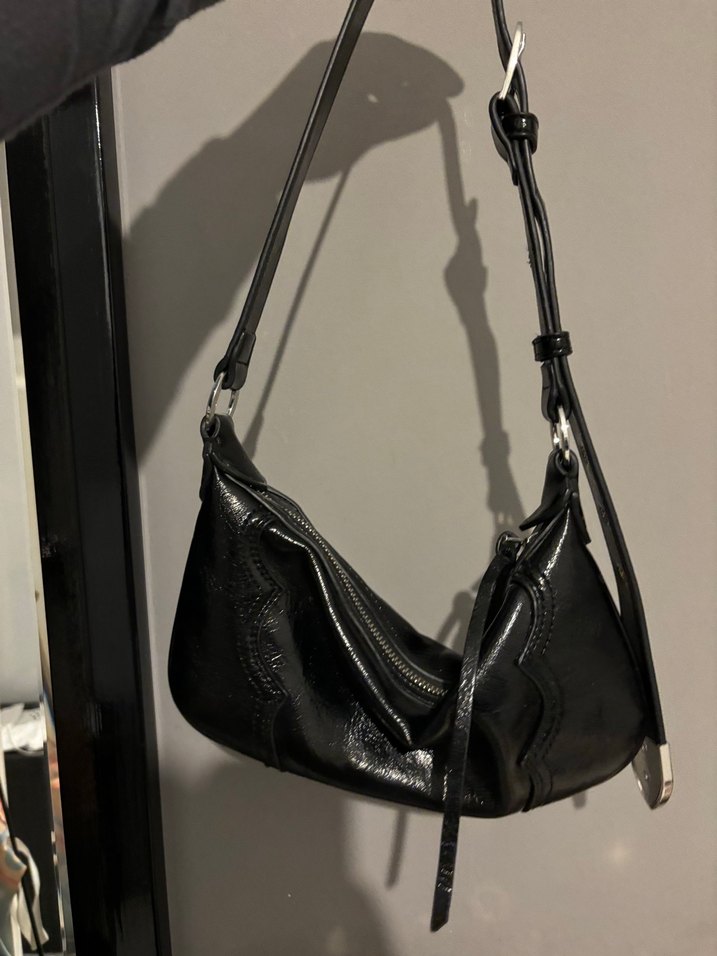 Siyah Parlak Deri Kemerli Kadın Çanta - Görsel 3