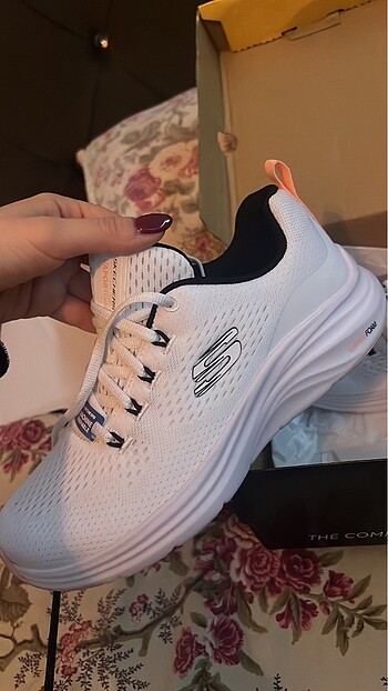 37 Beden beyaz Renk Skechers ayakkabı