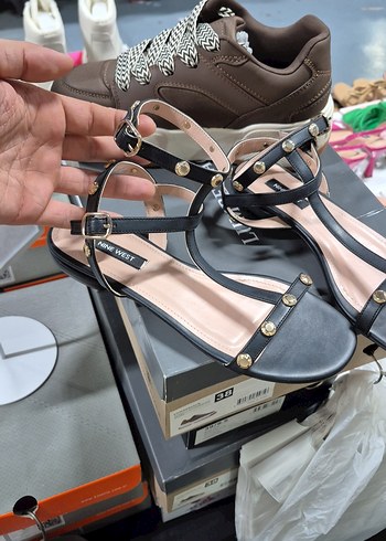 Tokalı Siyah Kadın Blok Topuklu Sandalet - Görsel 2