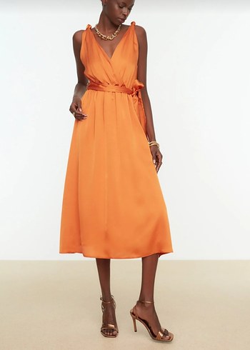 Turuncu Saten Uzun Askılı Elbise - Görsel 3