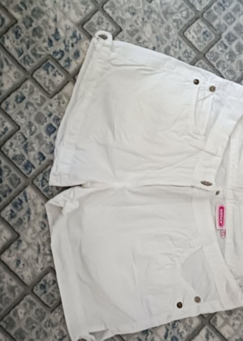 xs Beden beyaz Renk Düğmeli Beyaz Mini Şort xs 12 yaş uygun