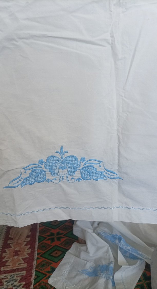 Mavi Nakışlı Beyaz karyola takimi - Görsel 3