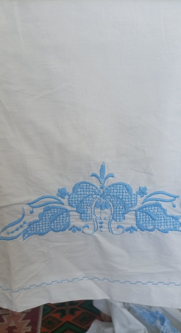 Mavi Nakışlı Beyaz karyola takimi - Görsel 2