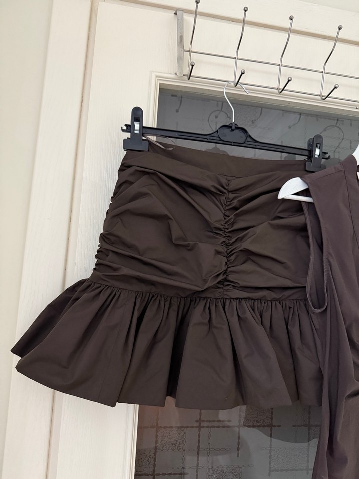 Kahverengi Pliseli Mini Etek gömlek kombini - Görsel 2