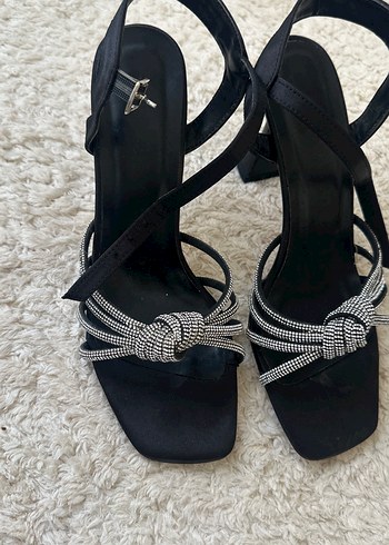 Siyah Parlak Tokalı Stiletto Topuklu Abiye Ayakkabı