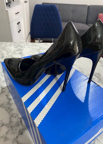 38 Beden Parlak Siyah Rugan Stiletto Topuklu Kadın Ayakkabı