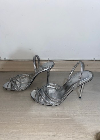 37 Beden beyaz Renk Zara Metalik İnce Topuklu Sandalet | 37 numara