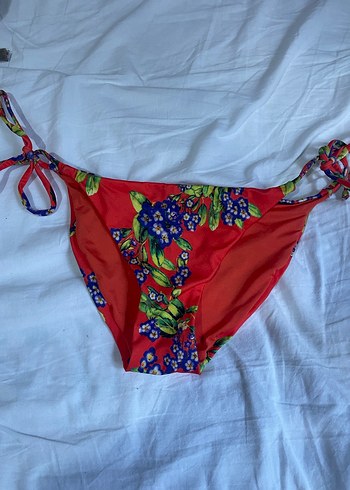 Çiçek Desenli Kırmızı Bağlamalı Bikini Altı - Görsel 3