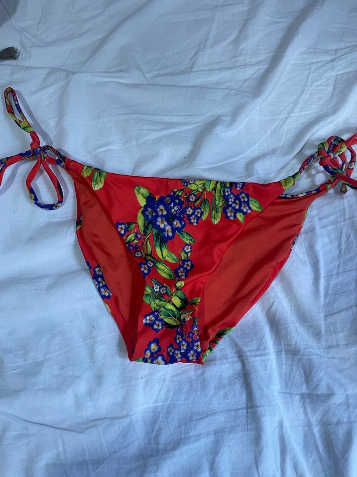 Çiçek Desenli Kırmızı Bağlamalı Bikini Altı - Görsel 3