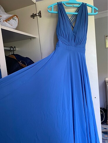 sırt dekolteli mavi abiye elbise