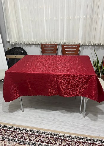 Kırmızı İşlemeli Parlak Masa Örtüsü - Görsel 2