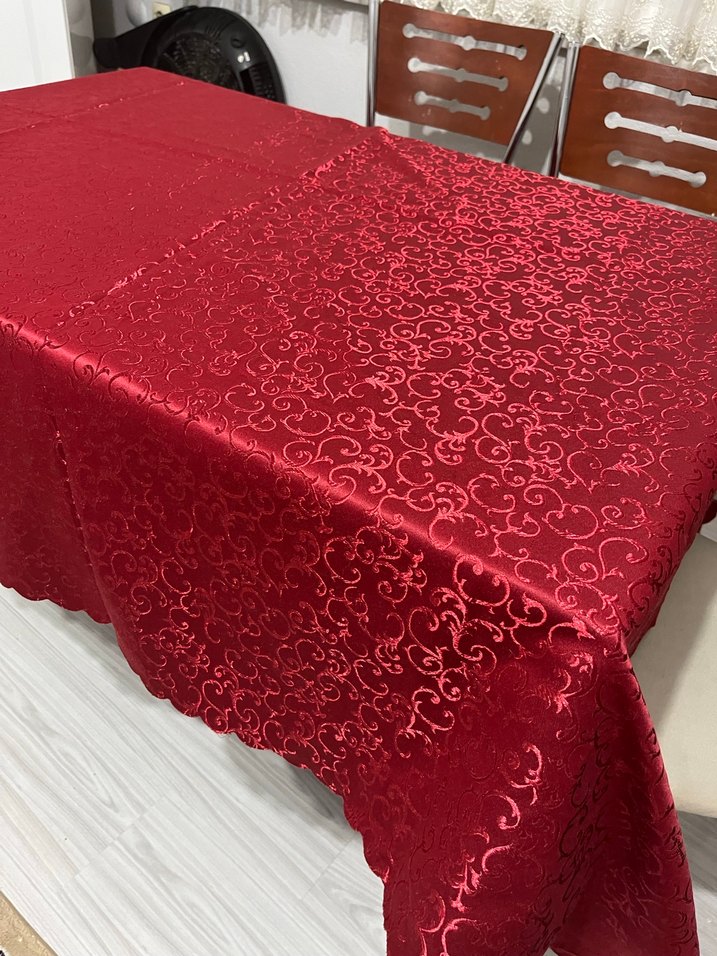 Kırmızı İşlemeli Parlak Masa Örtüsü - Görsel 3
