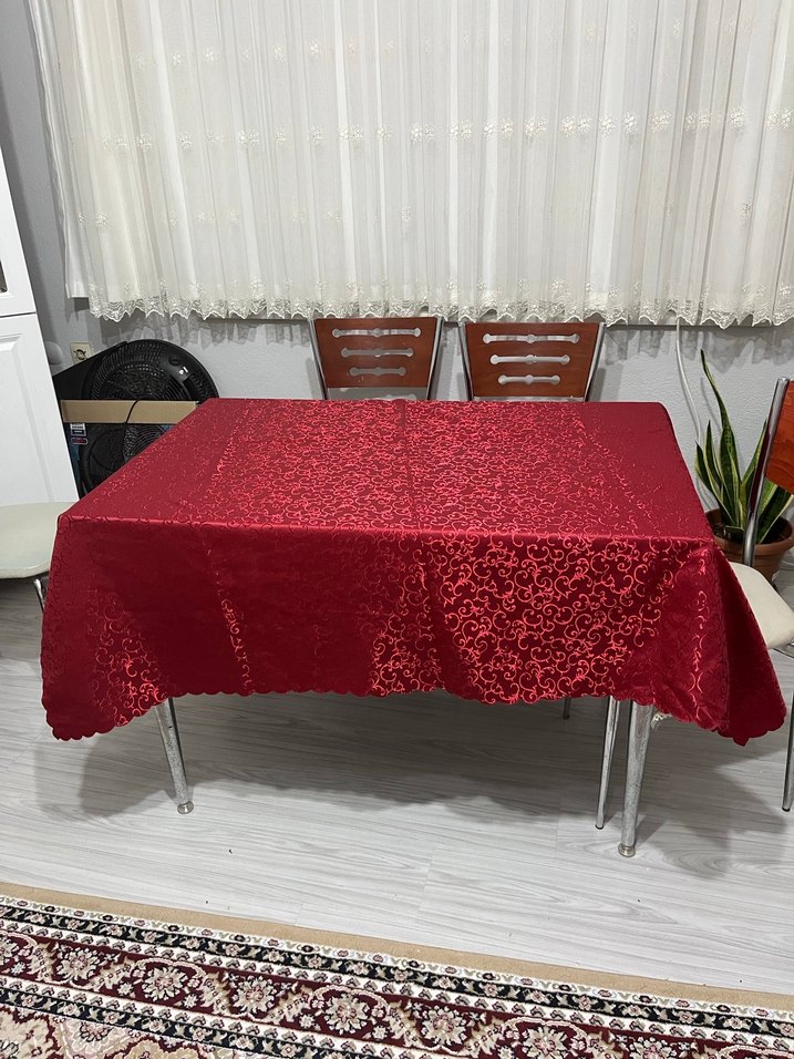 Kırmızı İşlemeli Parlak Masa Örtüsü - Görsel 2