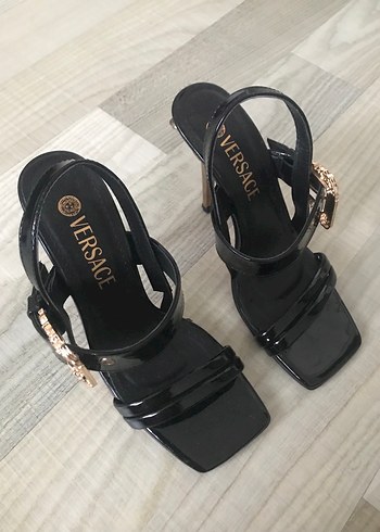 Versace siyah Parlak Stiletto Tokalı Kadın Topuklu - Görsel 2