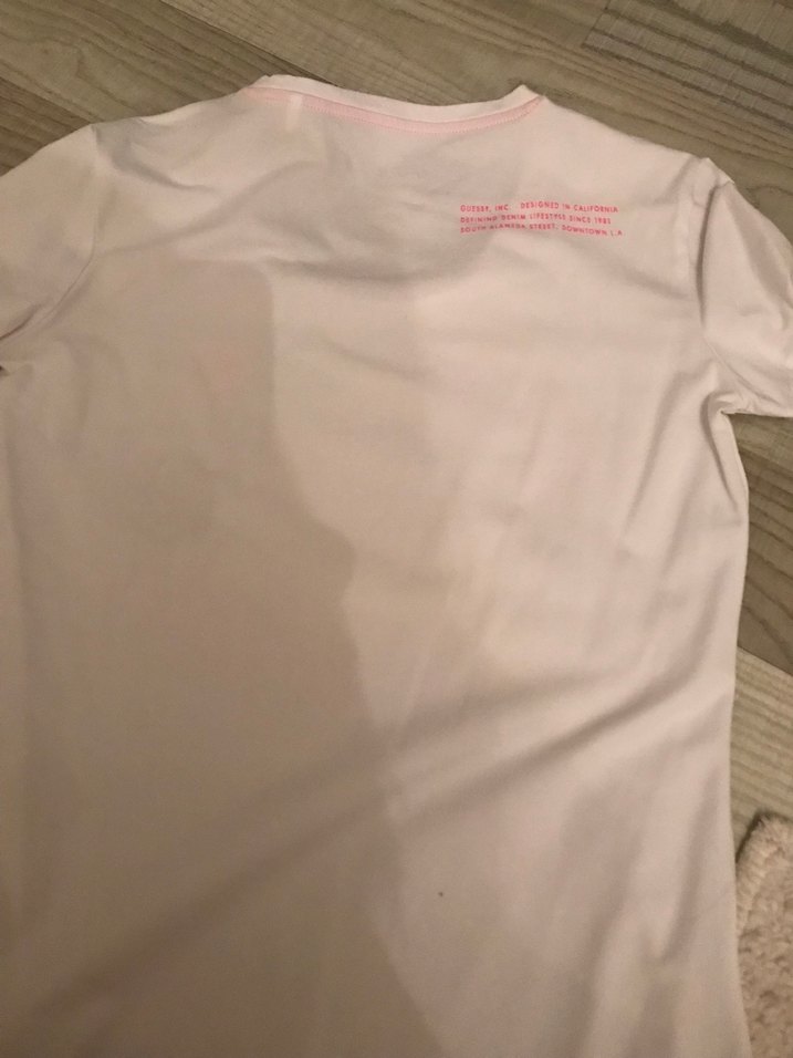 Guess Beyaz V Yaka Kısa Kollu Tişört - Görsel 2