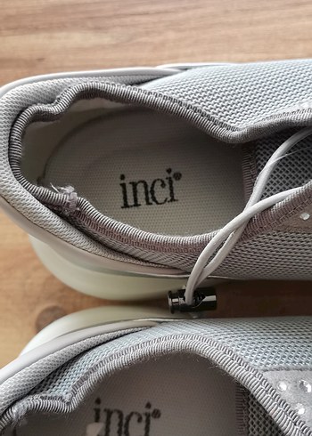 İnci Gri Zincir Detaylı Kadın Dolgu Topuk Spor Ayakkabı - Görsel 5