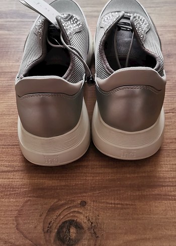 İnci Gri Zincir Detaylı Kadın Dolgu Topuk Spor Ayakkabı - Görsel 4