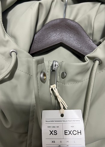 Oysho etiketli haki yağmurluk - Görsel 5