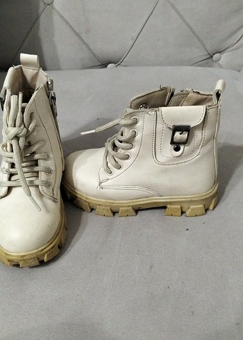 Beyaz Topuklu Sokak Stili Kız Çocuk Botu - Görsel 4