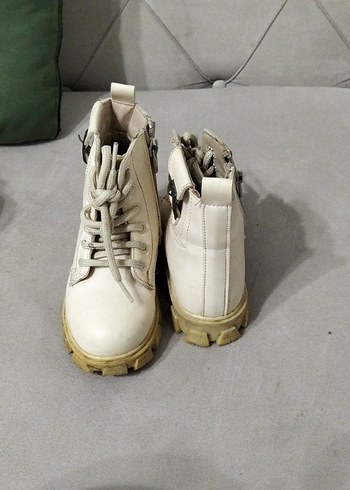 Beyaz Topuklu Sokak Stili Kız Çocuk Botu - Görsel 3