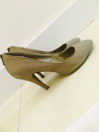 Krem-gri stilettoo