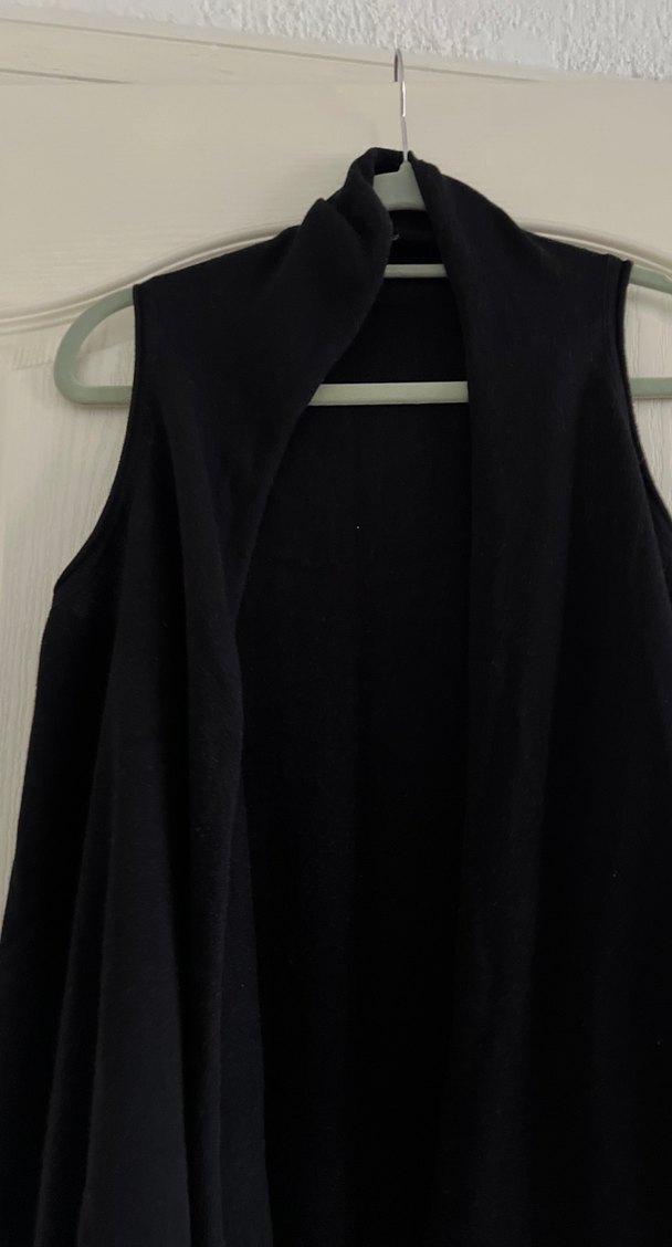 Püsküllü Siyah Kadın Yelek - Görsel 3