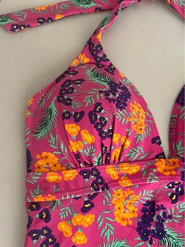 Diğer bikini üstü