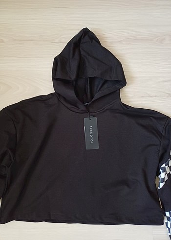 Trendyol & Milla Siyah Kapüşonlu Kısa Sweatshirt