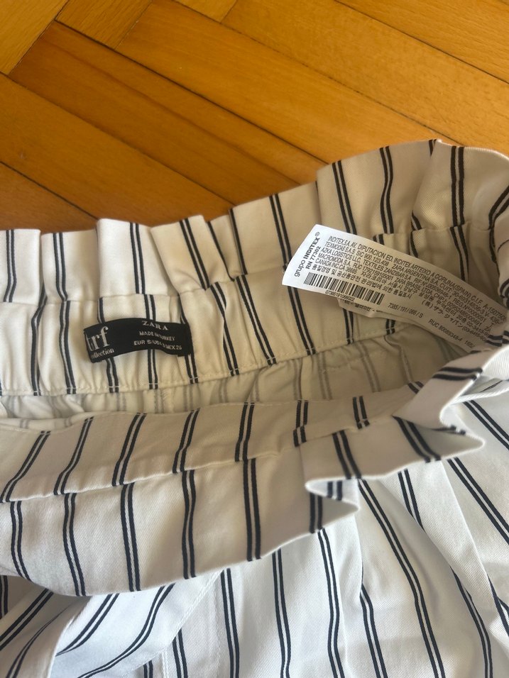 Zara Paperbag Çizgili Pilili Beyaz Mini Şort - Görsel 3