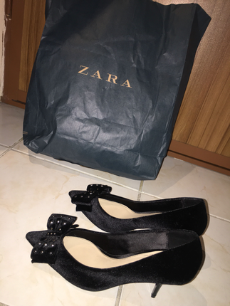 38 Beden zara kadife stıletto taslı cok şık bir ayakkabı 