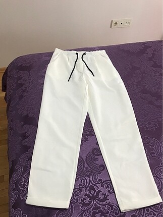 Beyaz kumaş pantolon eşofman tarzlı